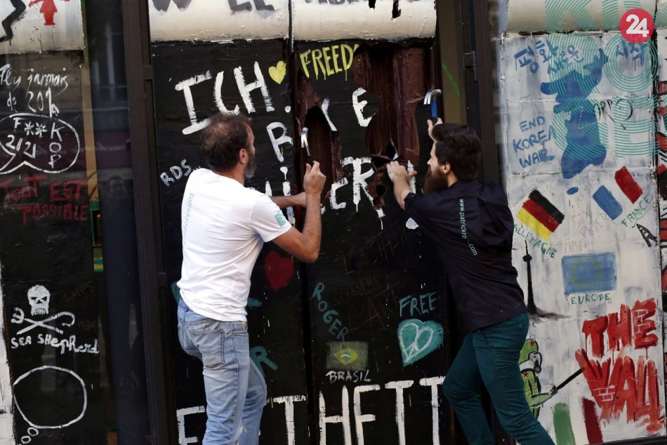 V Paríži zbúrali Berlínsky múr z čokolády