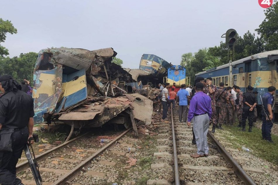Čelná zrážka vlakov si vyžiadala najmenej 15 životov