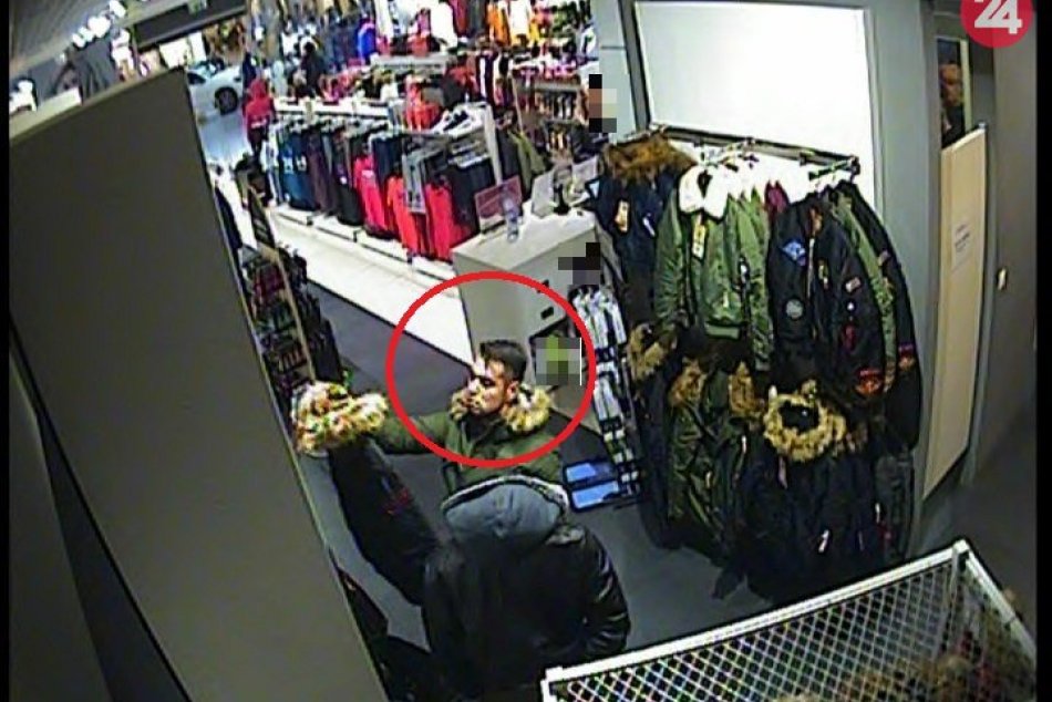 Trenčianski policajti pátrajú po neznámom páchateľovi: Poznáte tohto muža?