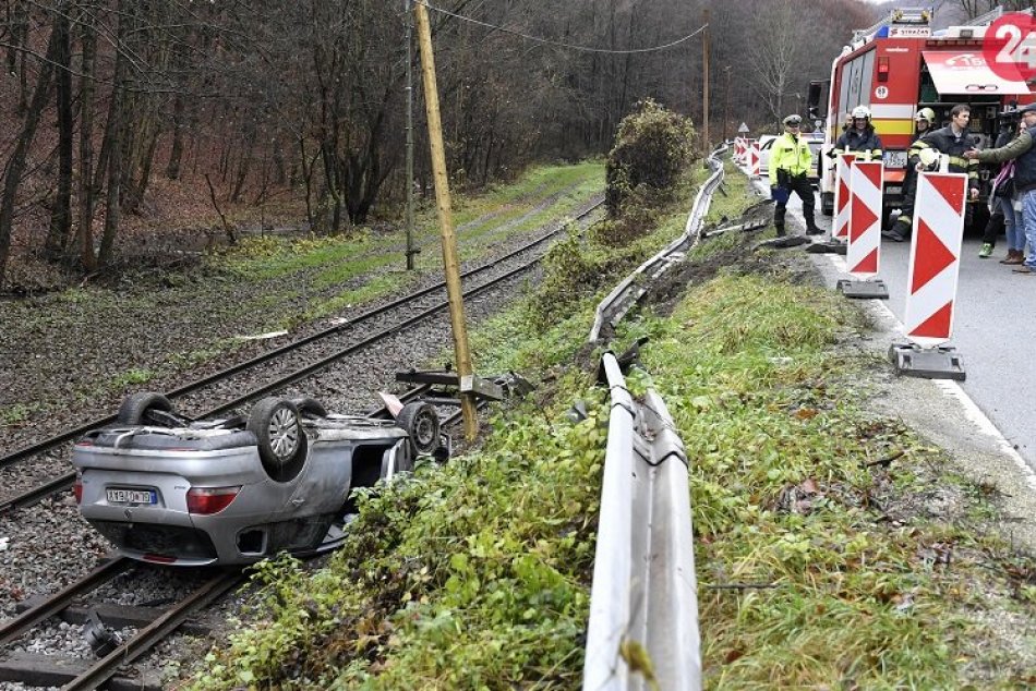 Auto sa po šmyku prevrátilo na koľajnice detskej železnice