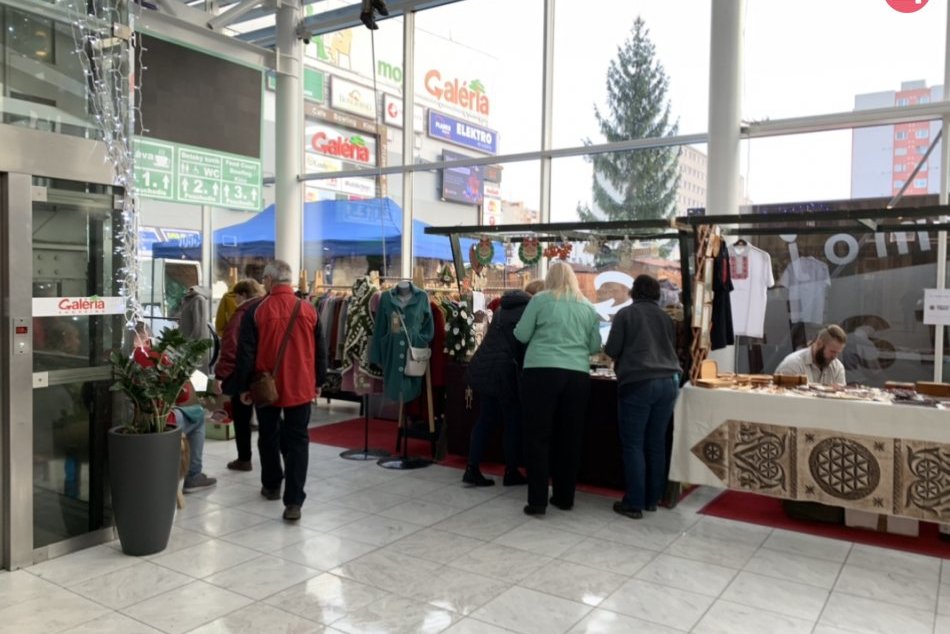 V OBRAZOCH: Obchodné domy sú už zaplnené vianočným tovarom