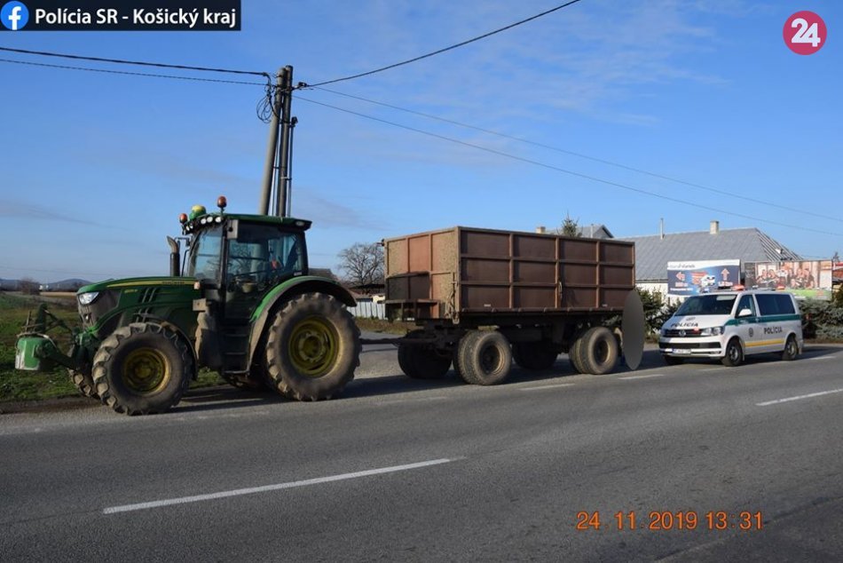 Traktoristovi sa v kruhovom objazde v Michalovciach vysypala kukurica