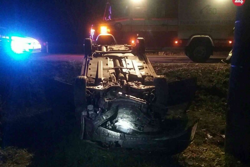 FOTO: Dopravná nehoda v obci Horňany, okres Trenčín