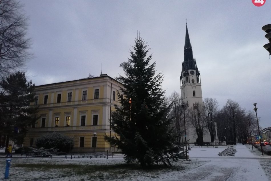 OBRAZOM: Vianočný stromček aj adventný veniec zdobia centrum Spišskej