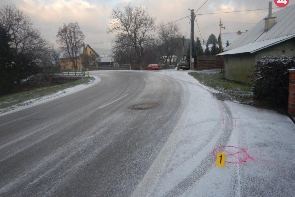 FOTO z nehody v Brvništi, kde vodička (20) po šmyku zrazila chodca (16)