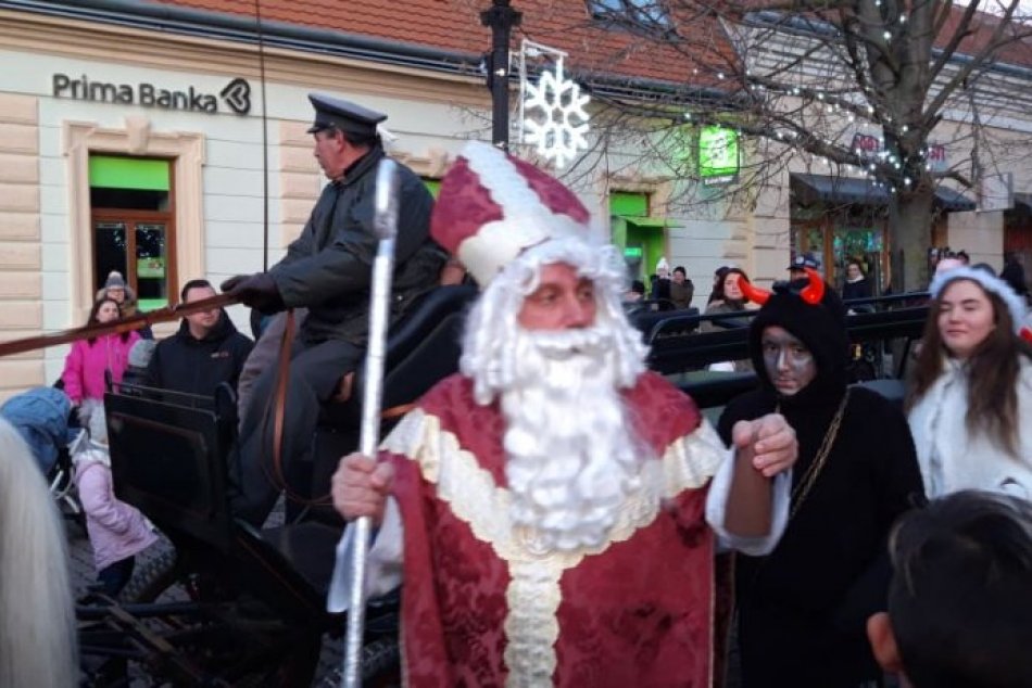 Vianočné trhy prilákali stovky ľudí: Stromček prišiel rozsvietiť Mikuláš