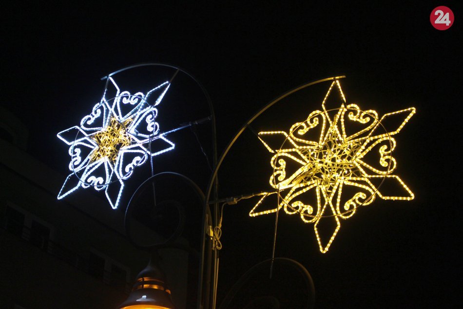 V OBRAZOCH: Vianočná výzdoba po zotmení rozžiari Bystricu. Pozrite na tú nádheru