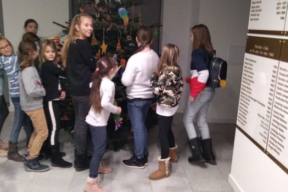 Šaliansky úrad je vyzdobený: Interiéru kraľuje vianočný stromček od detí, FOTO