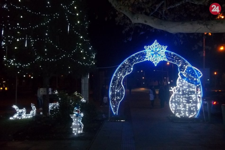 Rozžiarená Šaľa víta návštevníkov: Začali sa Vianočné trhy, FOTO