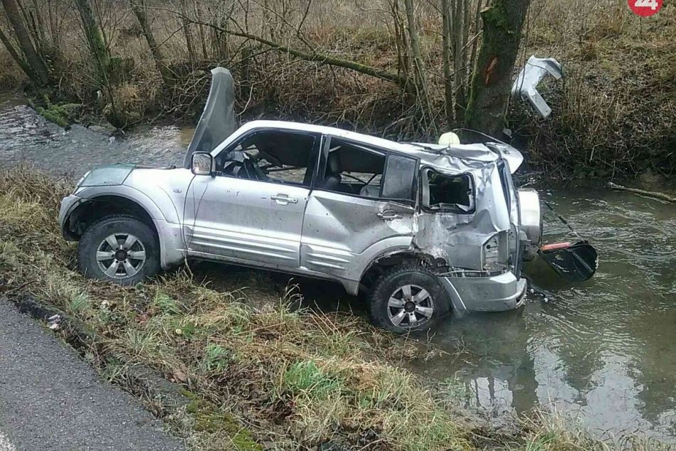 FOTO z nehody pri Prečíne, kde auto skončilo v potoku