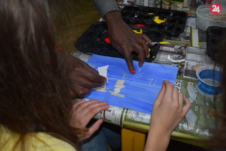 Keňan Adam zo slumu na návšteve Šale: Decká i dospelých učil maľovať, FOTO