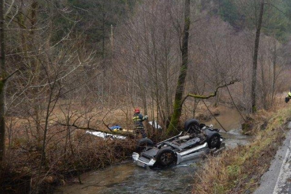 Auto v potoku a navyše na streche: Policajti vysvetľujú čo sa stalo