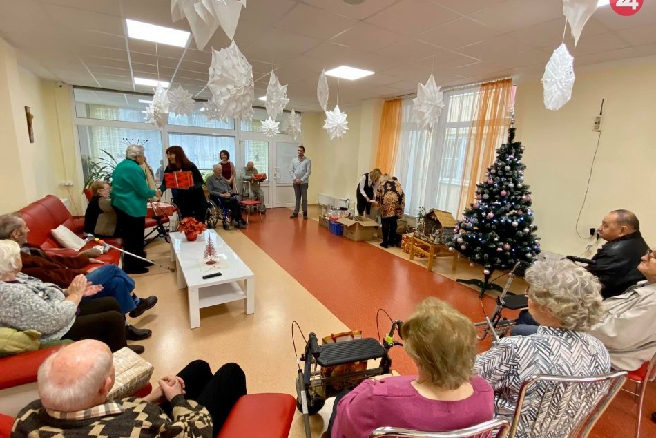 Zamestnanci úradu spravili dobrý skutok: Seniorom splnili ich vianočné priania