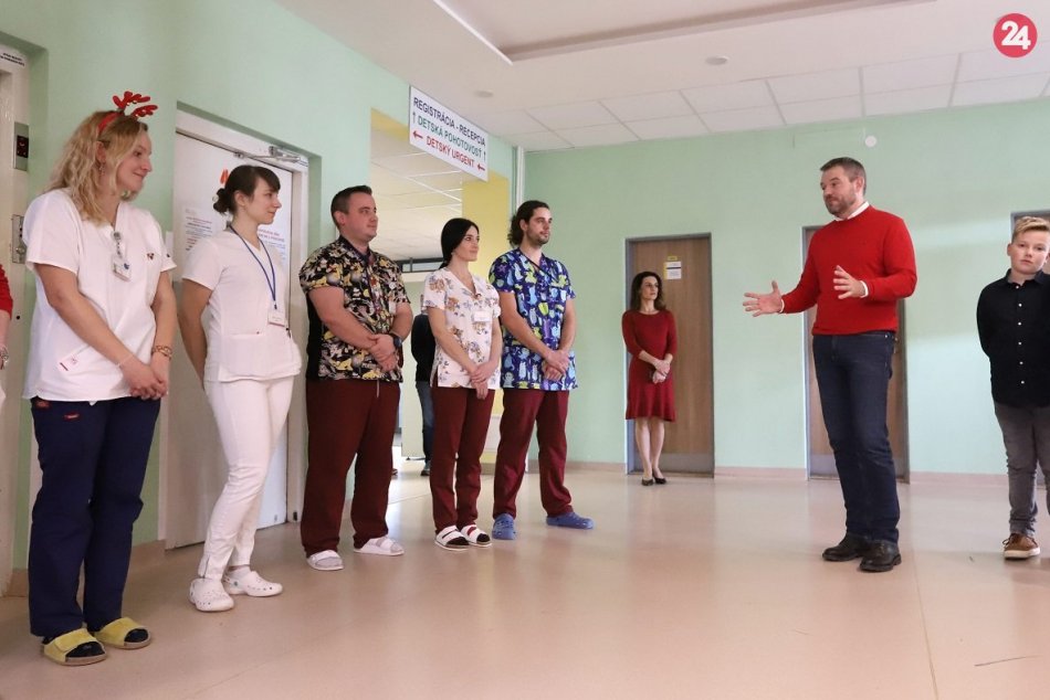 Premiér priniesol dary do bystrickej nemocnice: Vianoce tam trávi 20 detí, FOTO