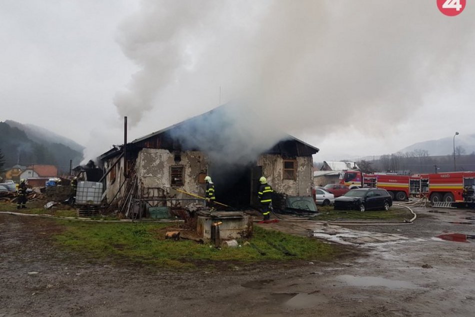 Tri desiatky hasičov likvidovali požiar pri Žiline