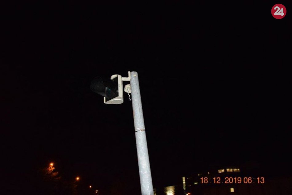 Policajné zábery z Prievidze: Vodič zrámoval semafor a ušiel