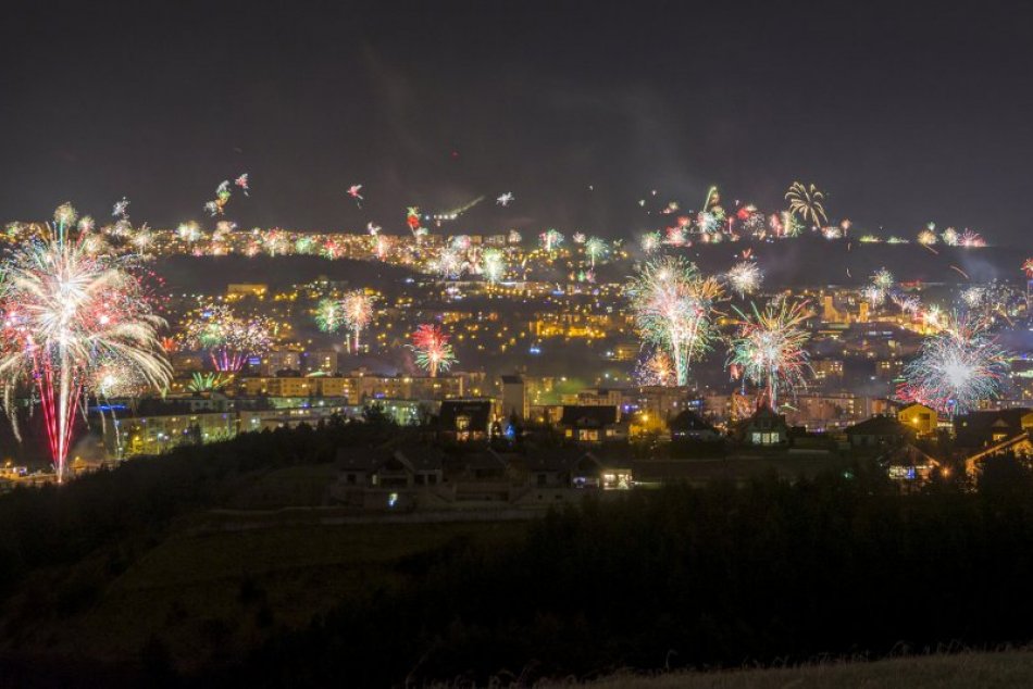 V OBRAZOCH: Úchvatné zábery novoročných ohňostrojov nad Bystricou
