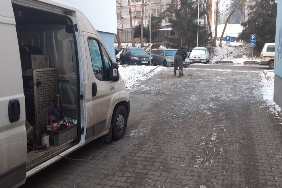 V OBRAZOCH: Podozrivý zápach plynu na Sitnianskej ulici stále monitorujú