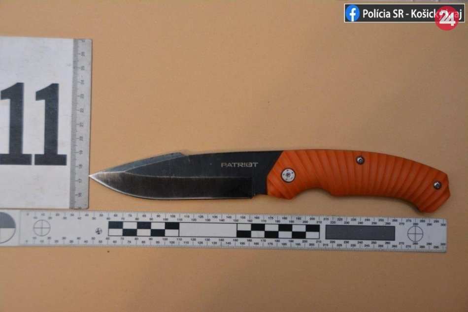 Muž (57) zaútočil s nožom na ženu (40) v spálni vo Vrbnici