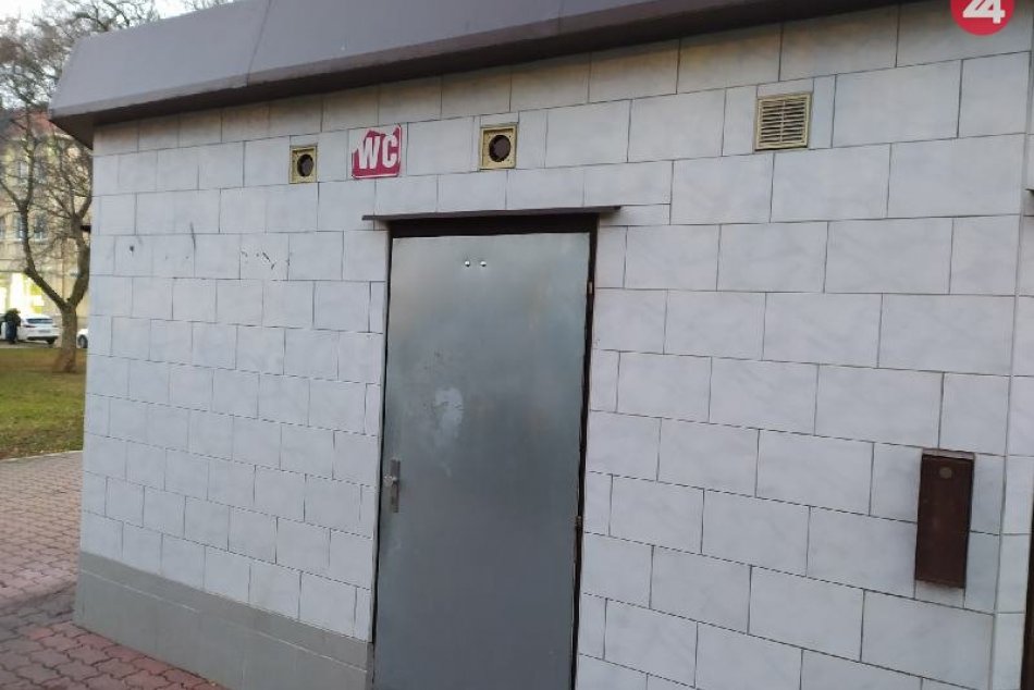 Verejné toalety v Nových Zámkoch by sa mali dočkať obnovy