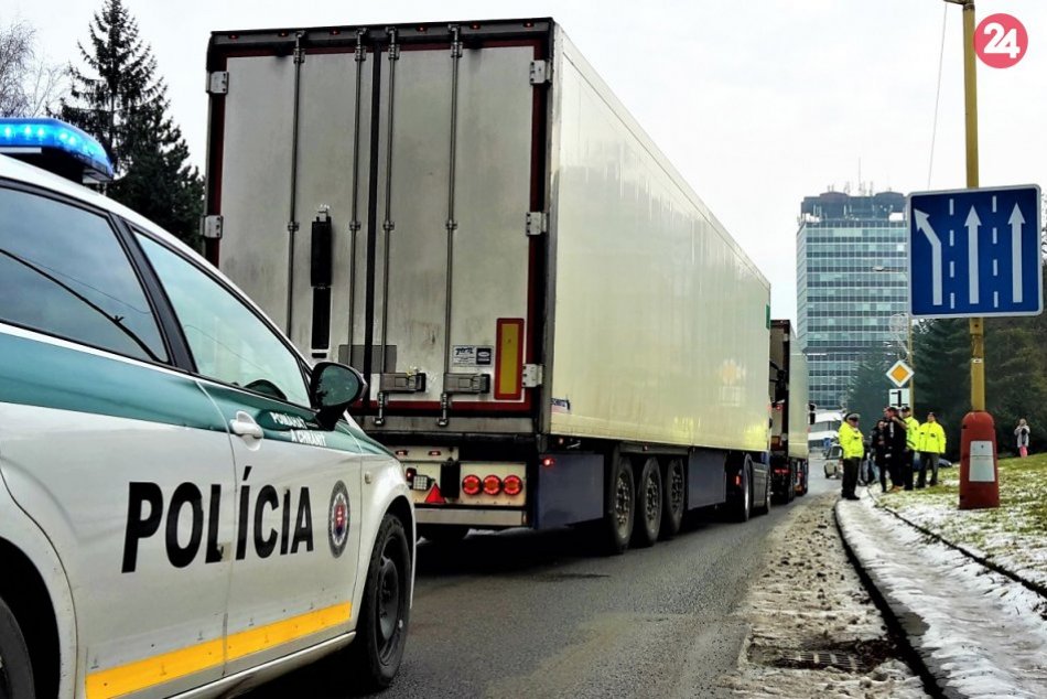 FOTO: Autodopravcovia zablokovali hlavnú križovatku v Považskej Bystrici