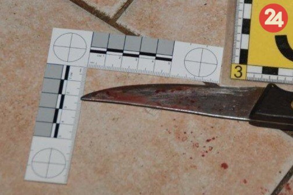FOTO: Muž († 77) zomrel po pichnutí kuchynským nožom v kuchyni v okrese Trenčín