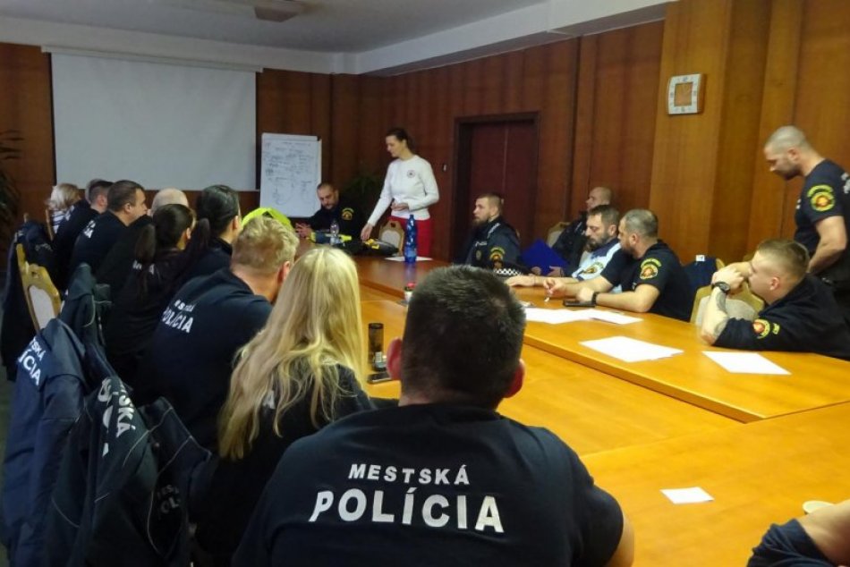 V OBRAZOCH: Mestská polícia má prvý defibrilátor. Môže zachrániť ľudský život