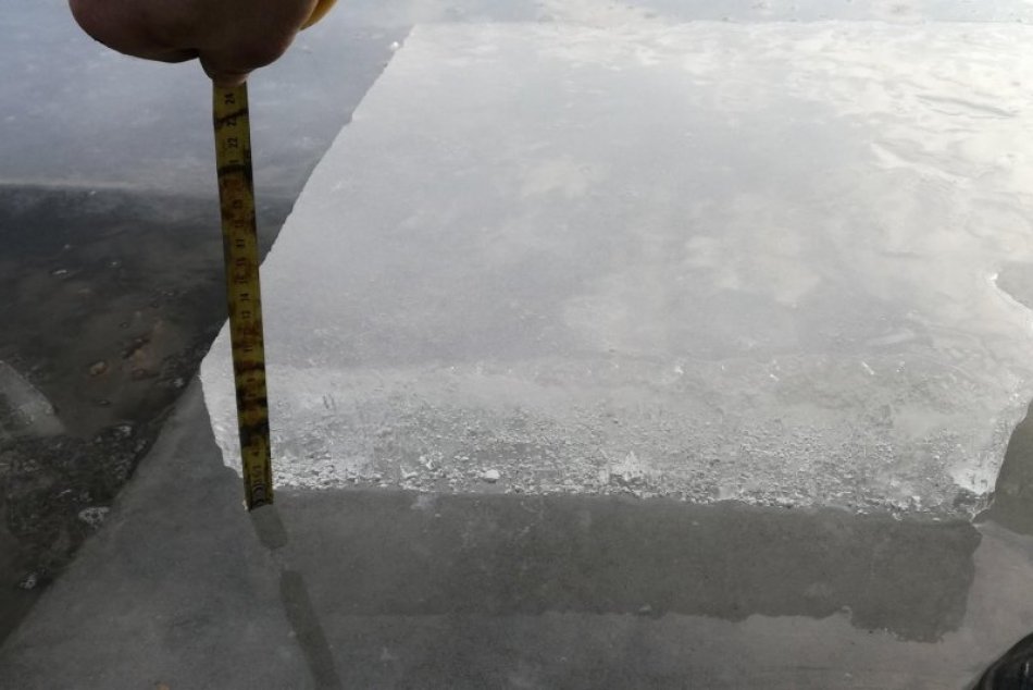 V OBRAZOCH: Aktuálna hrúbka ľadu na jazere na plážovom kúpalisku