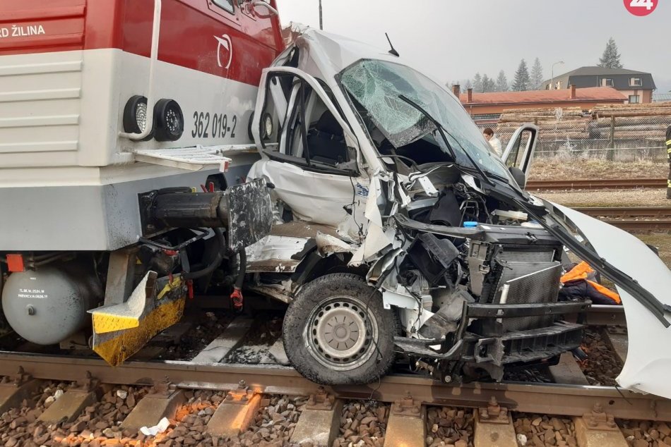 Tragédia na priecestí: Zrážka vlaku a dodávky v Žarnovici