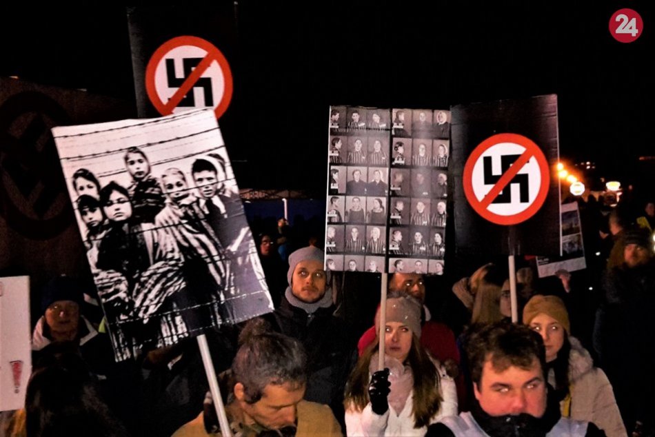 FOTO: Kotlebovci v Beluši a vedľa nich protestné zhromaždenie