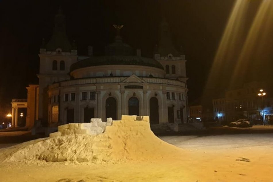 OBRAZOM: V Spišskej vzniká snežný hrad