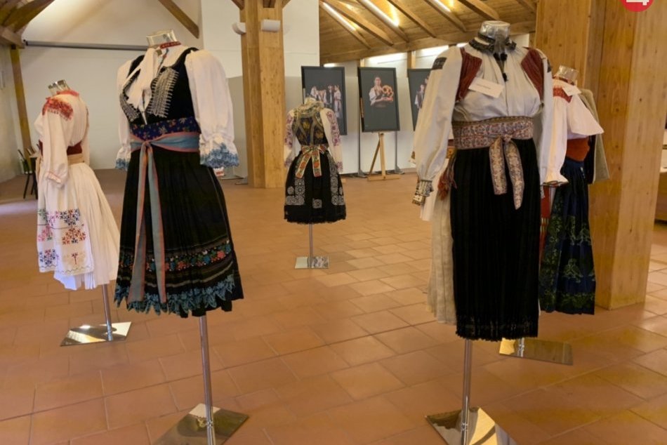 FOTO z výstavy v priestoroch Kasárne na Trenčianskom hrade