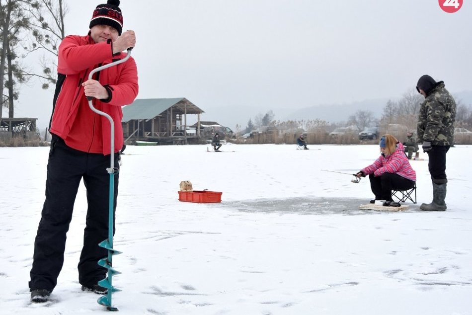 OBRAZOM: Rybári si zasúťažili na zamrznutom rybníku v love na dierky