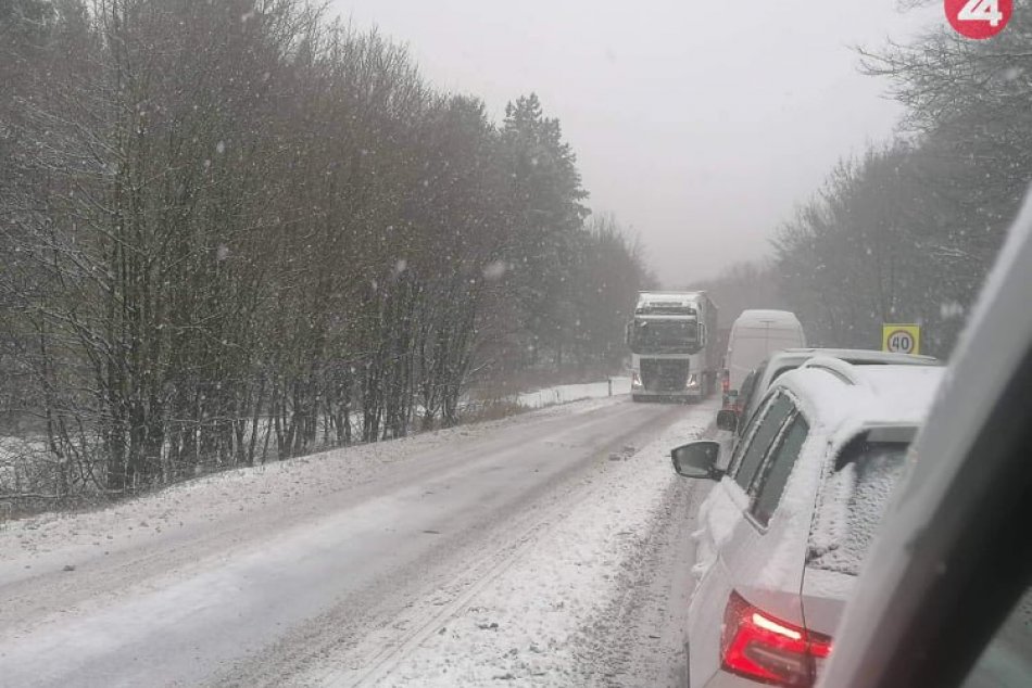 FOTO Z MIESTA: Sneženie komplikuje dopravnú situáciu na Soroške