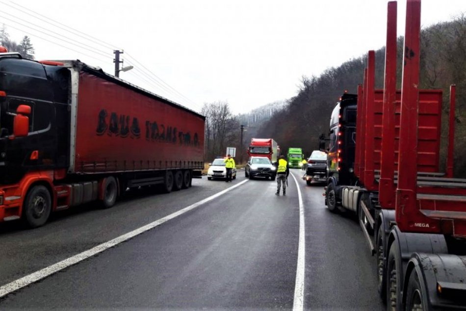 FOTO: Štrajk autodopravcov na Považí pokračuje