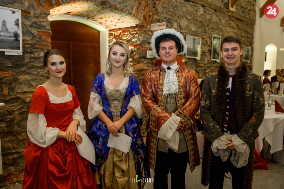 Obrazom: Prešovská univerzita plesala, zahrala kapela Vidiek