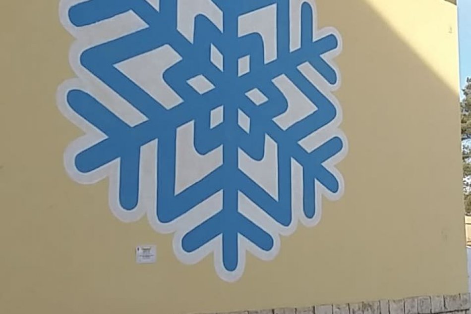 OBRAZOM: Základnú školu v Markušovciach zdobí maxi snehová vločka