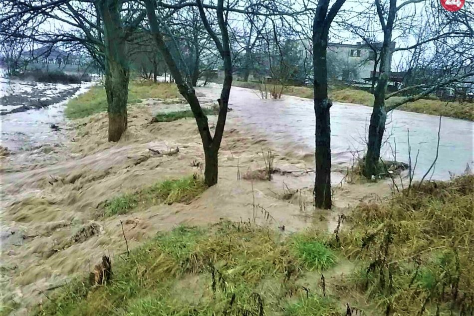 FOTO: V obci Horovce sa vylial potok, vyhlásili tretí stupeň povodňovej aktivity
