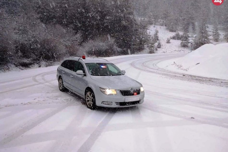 Policajné zábery: Husté sneženie komplikuje dopravu pod Tatrami