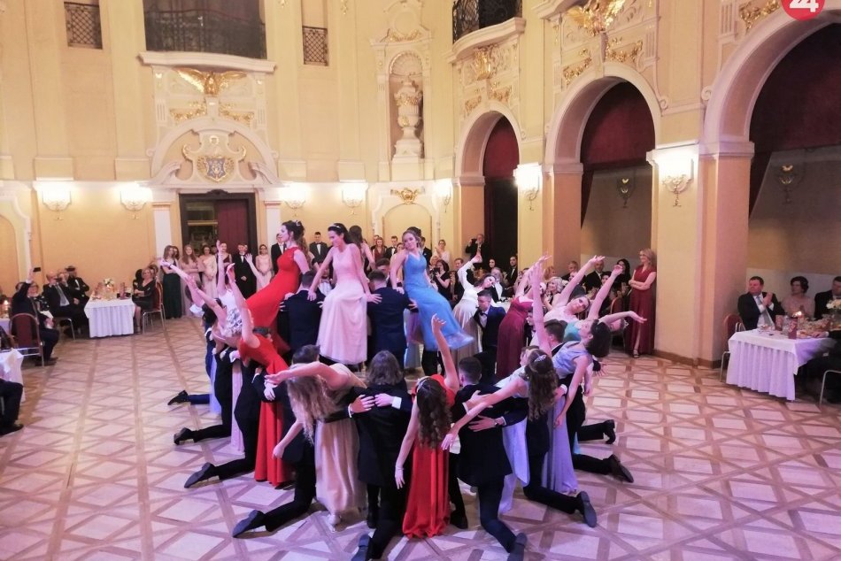 OBRAZOM: Študenti oranžového gymnázia sa predviedli na tanečnom parkete