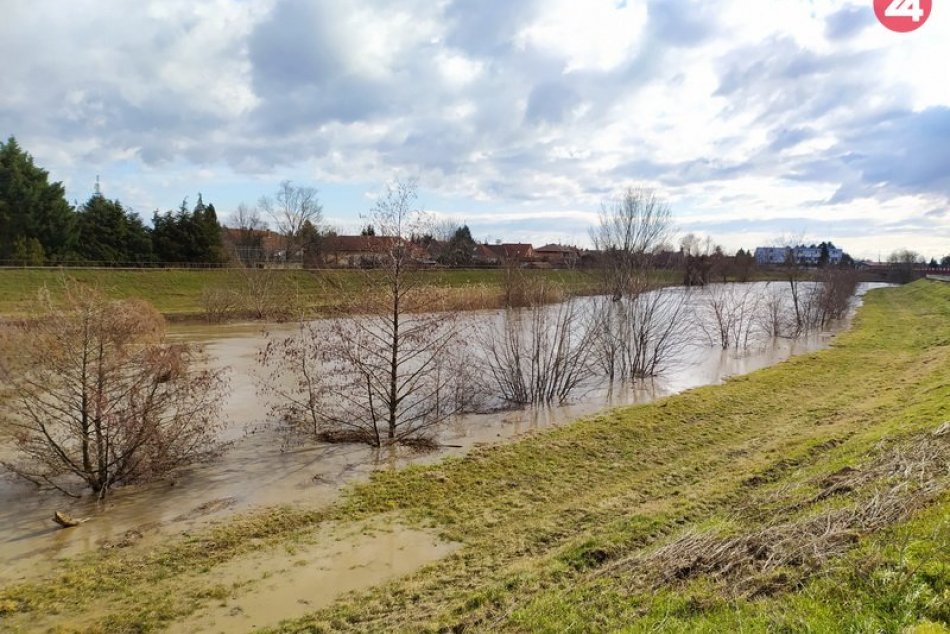 Hladina rieky Nitry v Nových Zámkoch stúpa
