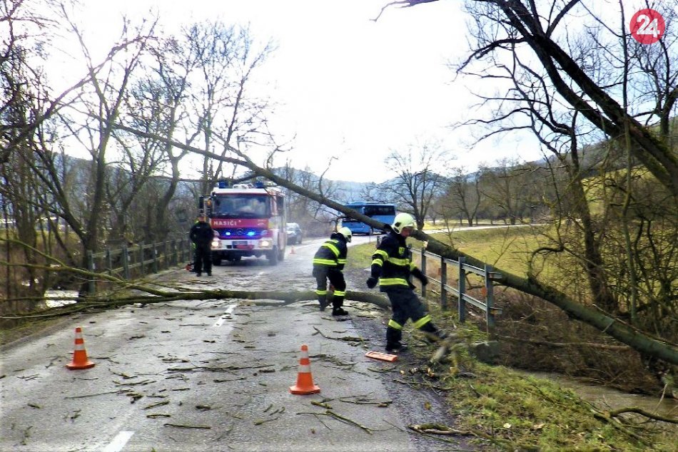 FOTO zo zásahov hasičov v Trenčianskom kraji kvôli vetru