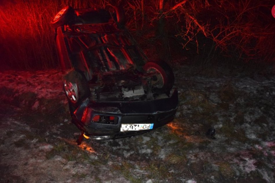 Obrazom: Auto pri Prešove po nehode skončilo na streche