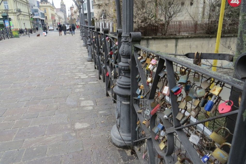 Košický most lásky má stovky symbolov lásky