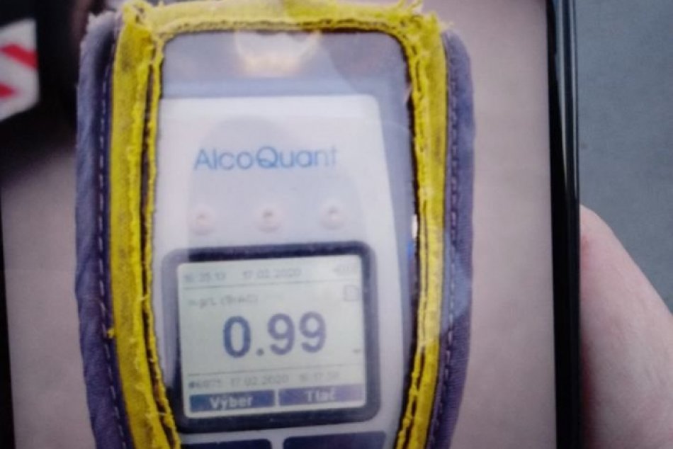 V OBRAZOCH: Polícia prenasledovala vozidlo sanitky, zazneli aj výstrely