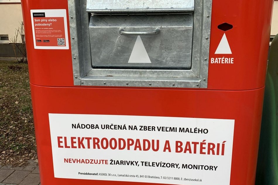 V OBRAZOCH: Vo Zvolene pribudlo 14 kontajnerov na zber drobného elektroodpadu