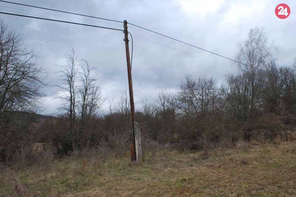 FOTO: Niekto ukradol 200 metrov nadzemného telekomunikačného kábla