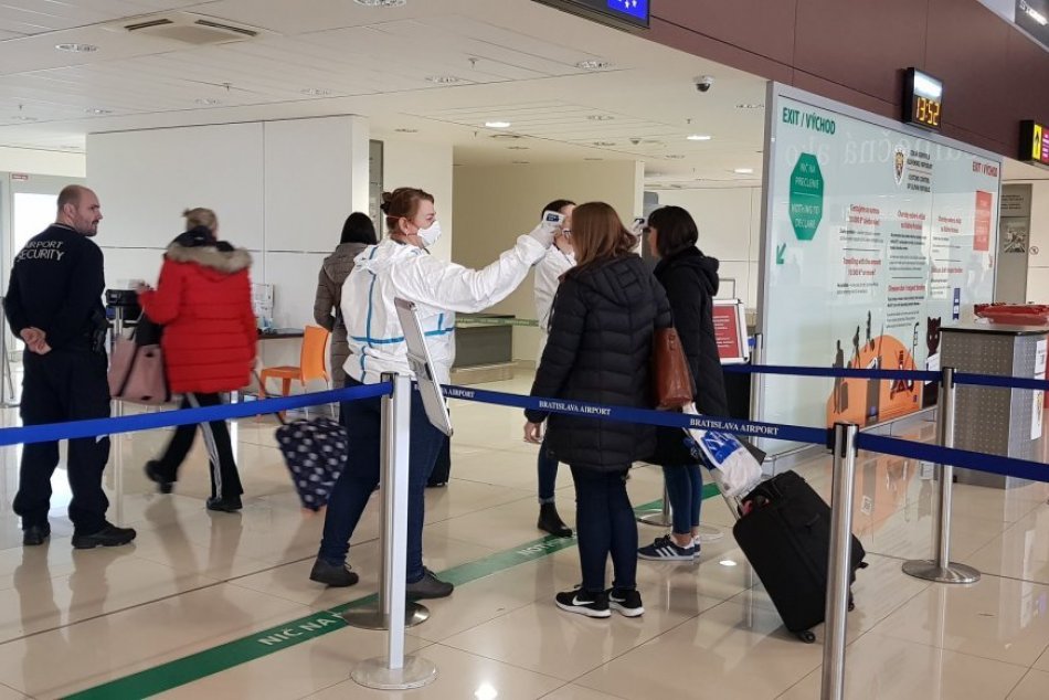 Zdravotná kontrola cestujúcich na letisku v Bratislave