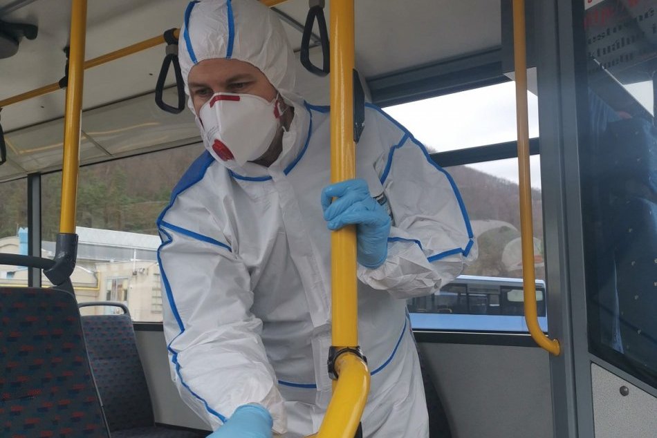 FOTO z hĺbkovej dezinfekcie autobusov MHD v Považskej Bystrici
