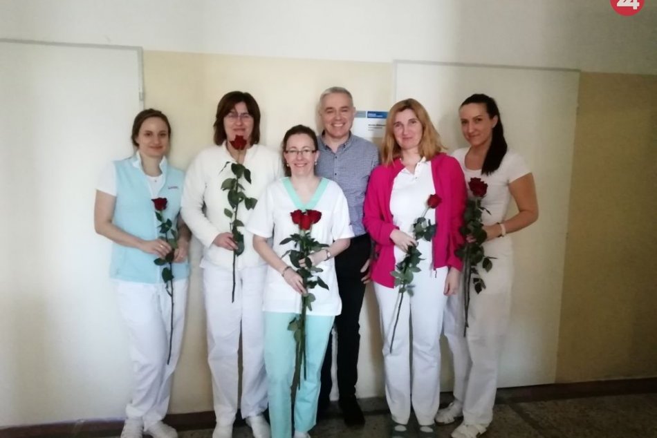 Milá pozornosť v zlatomoraveckej nemocnici: Vedenie špitálu obdarovalo ženy kvet